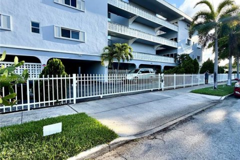 Condo in Hollywood, Florida, 2 bedrooms  № 2068533 - photo 2