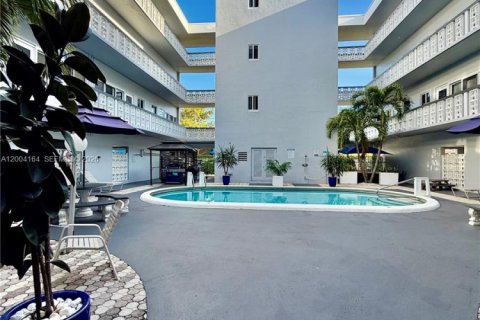 Condo in Hollywood, Florida, 2 bedrooms  № 2068533