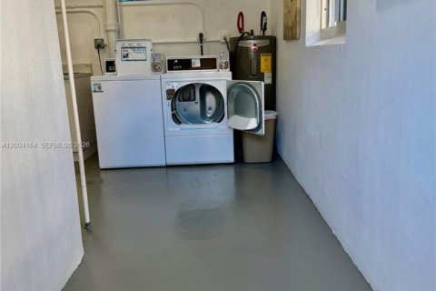 Condo in Hollywood, Florida, 2 bedrooms  № 2068533 - photo 9