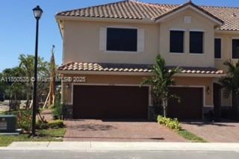 Townhouse in Tamarac, Florida 3 bedrooms, 139.82 sq.m. № 1877762 - photo 3