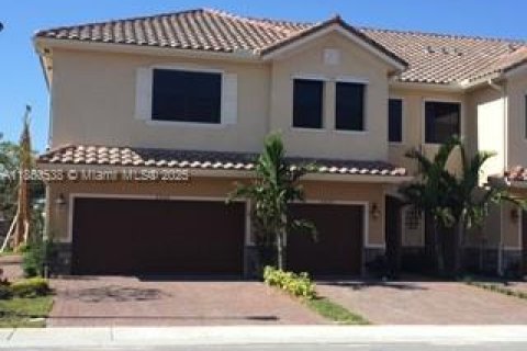 Townhouse in Tamarac, Florida 3 bedrooms, 139.82 sq.m. № 1877762 - photo 4