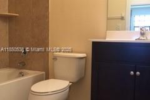 Townhouse in Tamarac, Florida 3 bedrooms, 139.82 sq.m. № 1877762 - photo 11