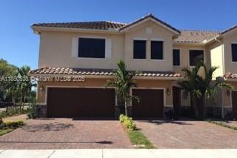 Townhouse in Tamarac, Florida 3 bedrooms, 139.82 sq.m. № 1877762 - photo 2