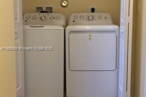 Townhouse in Tamarac, Florida 3 bedrooms, 139.82 sq.m. № 1877762 - photo 13