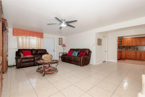 Casa en venta en Sunrise, Florida, 4 dormitorios, 184.5 m2 № 1958266 - foto 18
