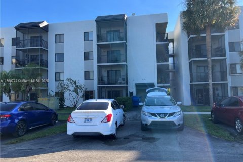 Condominio en alquiler en Sunrise, Florida, 2 dormitorios, 76.92 m2 № 1895511 - foto 2