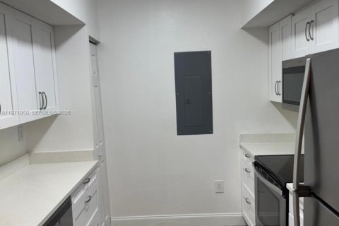 Снять в аренду кондоминиум в Пемброк-Пайнс, Флорида 2 спальни, 104.98м2, № 2032510 - фото 3