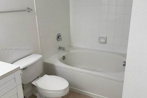 Снять в аренду кондоминиум в Пемброк-Пайнс, Флорида 2 спальни, 104.98м2, № 2032510 - фото 7