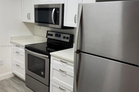 Снять в аренду кондоминиум в Пемброк-Пайнс, Флорида 2 спальни, 104.98м2, № 2032510 - фото 4