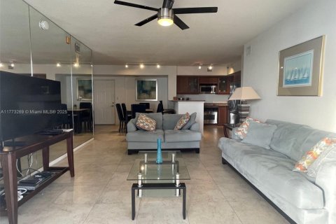 Снять в аренду кондоминиум в Халландейл-Бич, Флорида 2 спальни, 110.55м2, № 2015157 - фото 7