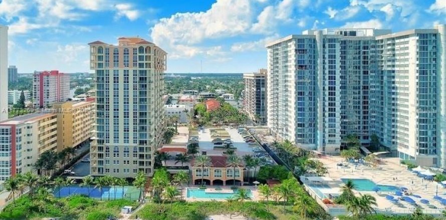 Кондоминиум с 2 спальнями в Халландейл-Бич, Флорида № 2015157