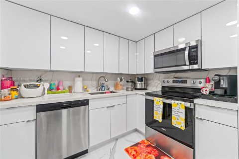 Copropriété à vendre à Hollywood, Floride: 2 chambres, 101.73 m2 № 2012845 - photo 17