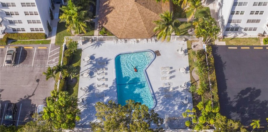 Кондоминиум с 2 спальнями в Халландейл-Бич, Флорида № 2012229