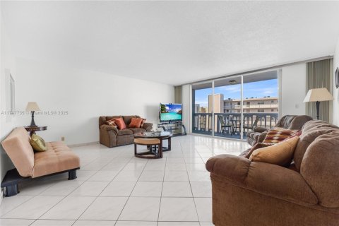 Купить кондоминиум в Халландейл-Бич, Флорида 2 спальни, 101.45м2, № 2012229 - фото 13