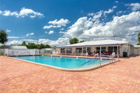 Villa ou maison à louer à Tamarac, Floride: 2 chambres, 80.27 m2 № 1209127 - photo 1