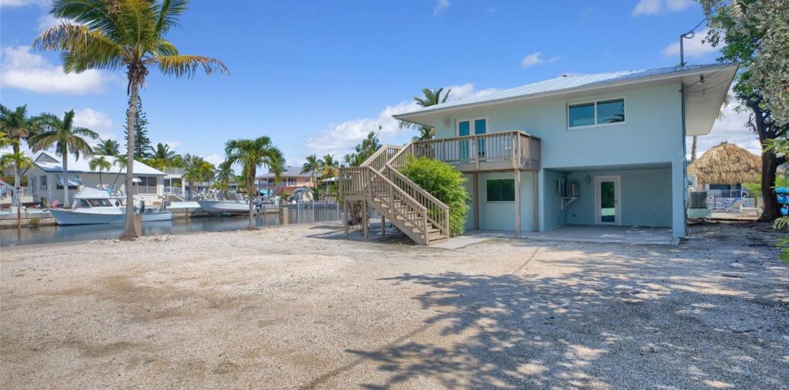House in Marathon, Florida 2 bedrooms, 115.85 sq.m. № 2154342