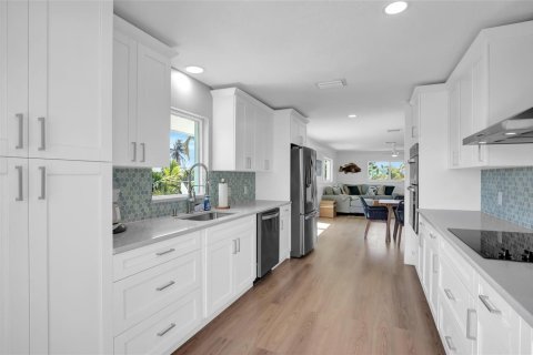 House in Marathon, Florida 2 bedrooms, 115.85 sq.m. № 2154342 - photo 4