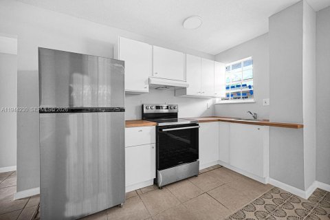 Condo in Opa-locka, Florida, 3 bedrooms  № 2000670 - photo 14