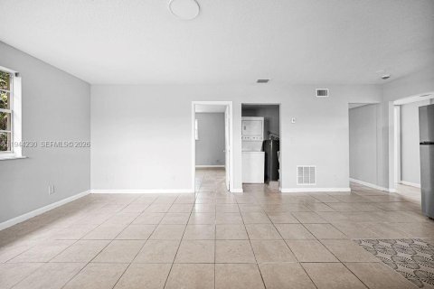 Condo in Opa-locka, Florida, 3 bedrooms  № 2000670 - photo 10
