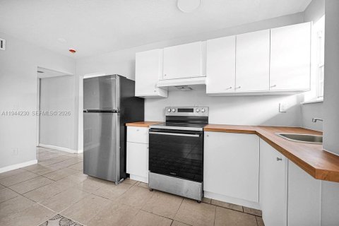 Condo in Opa-locka, Florida, 3 bedrooms  № 2000670 - photo 15