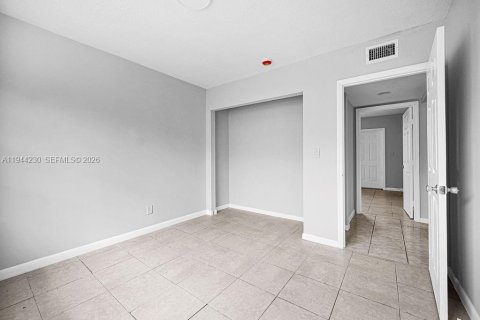 Condo in Opa-locka, Florida, 3 bedrooms  № 2000670 - photo 24