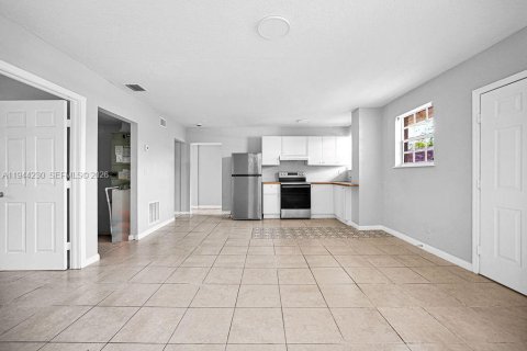 Condo in Opa-locka, Florida, 3 bedrooms  № 2000670 - photo 12