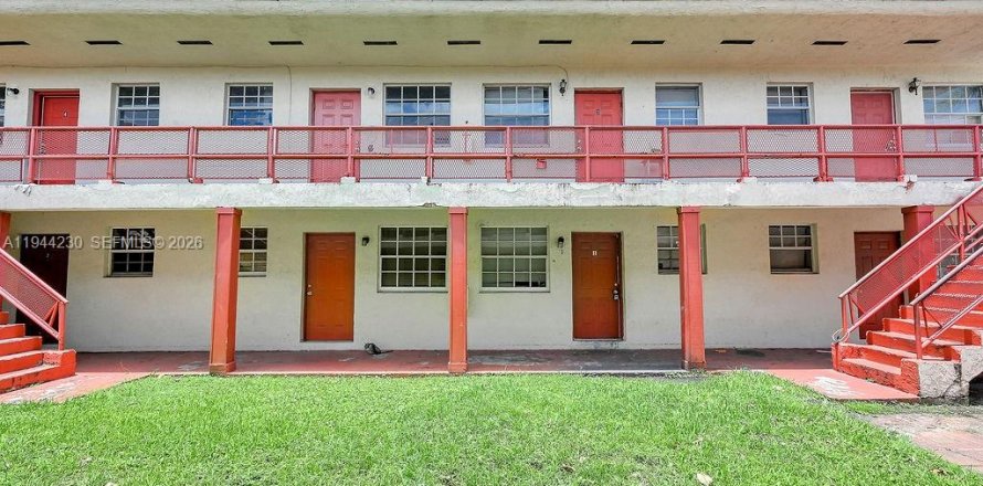 Condo in Opa-locka, Florida, 3 bedrooms  № 2000670