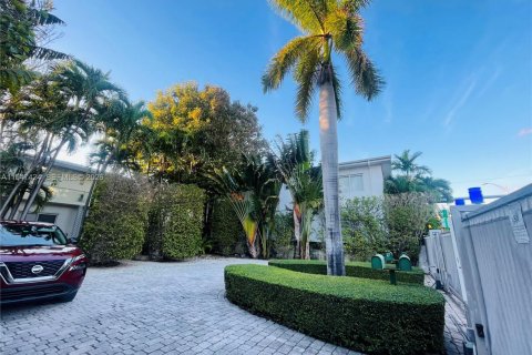 Снять в аренду квартиру в Майами-Бич, Флорида 1 спальня, 58.44м2, № 2003545 - фото 2