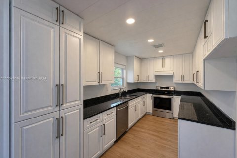 House in West Palm Beach, Florida 2 bedrooms, 111.48 sq.m. № 2068748 - photo 7