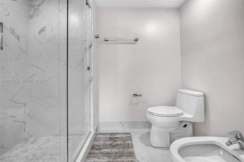 Condo in Aventura, Florida, 3 bedrooms № 2185857 - photo 17