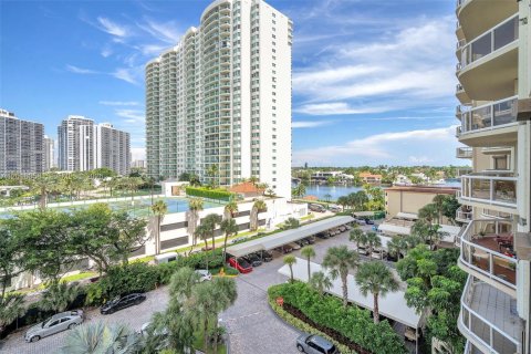 Condo in Aventura, Florida, 3 bedrooms № 2185857 - photo 22