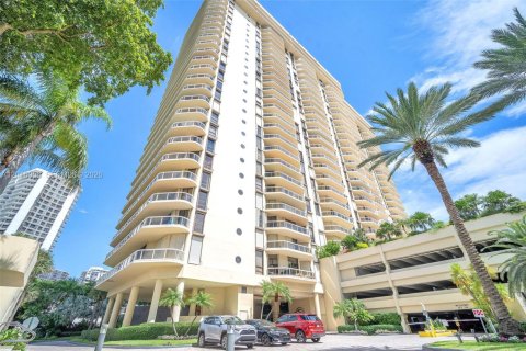 Condo in Aventura, Florida, 3 bedrooms № 2185857 - photo 25
