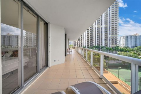 Condo in Aventura, Florida, 3 bedrooms № 2185857 - photo 21