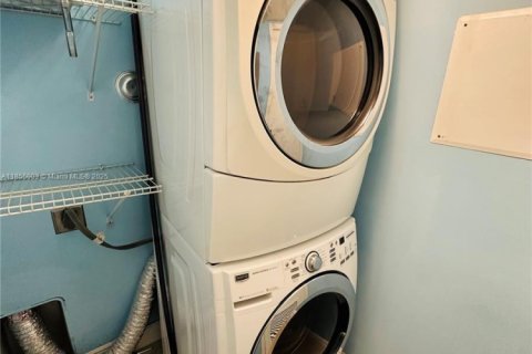 Снять в аренду кондоминиум в Корал-Гейблс, Флорида 2 спальни, 130.16м2, № 1958600 - фото 14