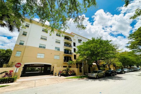 Снять в аренду кондоминиум в Корал-Гейблс, Флорида 2 спальни, 130.16м2, № 1958600 - фото 2