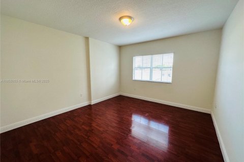 Снять в аренду кондоминиум в Корал-Гейблс, Флорида 2 спальни, 130.16м2, № 1958600 - фото 22