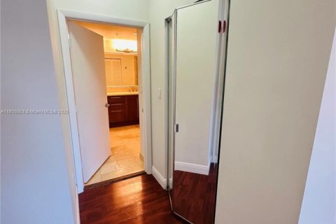 Снять в аренду кондоминиум в Корал-Гейблс, Флорида 2 спальни, 130.16м2, № 1958600 - фото 24