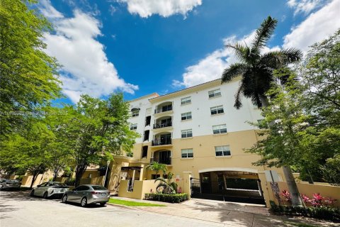 Снять в аренду кондоминиум в Корал-Гейблс, Флорида 2 спальни, 130.16м2, № 1958600 - фото 1