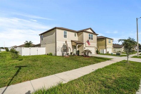 House in Winter Haven, Florida 4 bedrooms, 274.99 sq.m. № 2113751 - photo 2