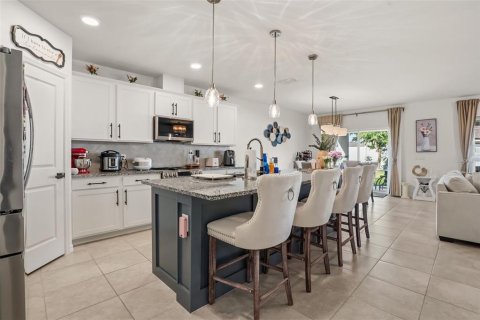 House in Winter Haven, Florida 4 bedrooms, 274.99 sq.m. № 2113751 - photo 3