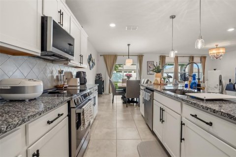 House in Winter Haven, Florida 4 bedrooms, 274.99 sq.m. № 2113751 - photo 5