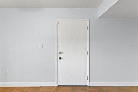 Condominio en venta en New Port Richey, Florida, 1 dormitorio, 67.63 m2 № 2101848 - foto 9