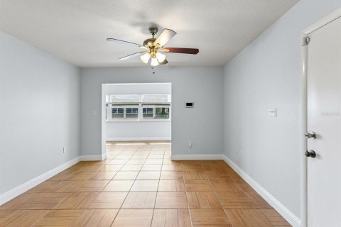 Condominio en venta en New Port Richey, Florida, 1 dormitorio, 67.63 m2 № 2101848 - foto 2