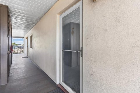 Condominio en venta en New Port Richey, Florida, 1 dormitorio, 67.63 m2 № 2101848 - foto 8