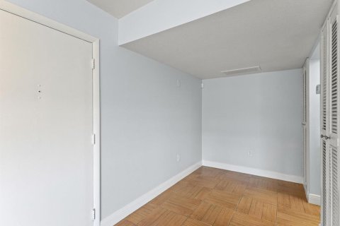 Condominio en venta en New Port Richey, Florida, 1 dormitorio, 67.63 m2 № 2101848 - foto 5