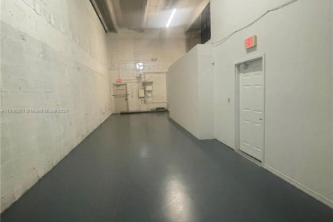 Propiedad comercial en alquiler en Miami, Florida № 1188619 - foto 1