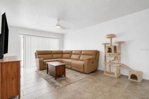 Commercial property in Cape Coral, Florida 5 bedrooms, 224.27 sq.m. № 2334289 - photo 5
