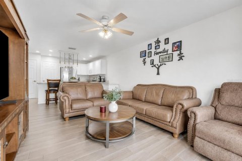Commercial property in Cape Coral, Florida 5 bedrooms, 224.27 sq.m. № 2334289 - photo 18