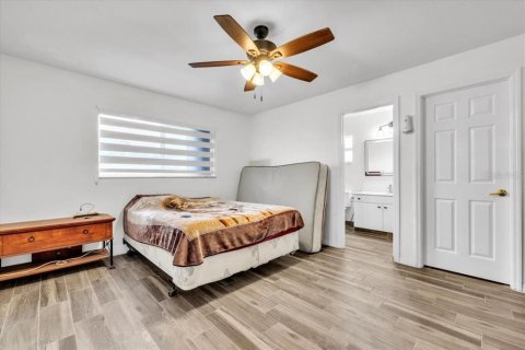 Commercial property in Cape Coral, Florida 5 bedrooms, 224.27 sq.m. № 2334289 - photo 22