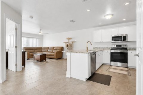 Commercial property in Cape Coral, Florida 5 bedrooms, 224.27 sq.m. № 2334289 - photo 4